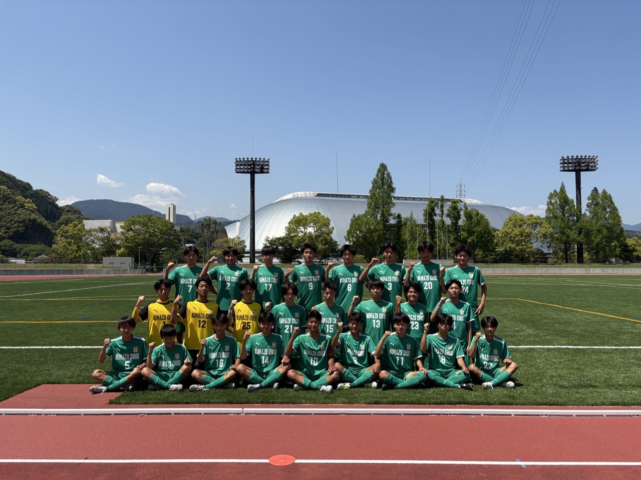 ピッチに集まった沼津中央高校サッカー部の集合写真