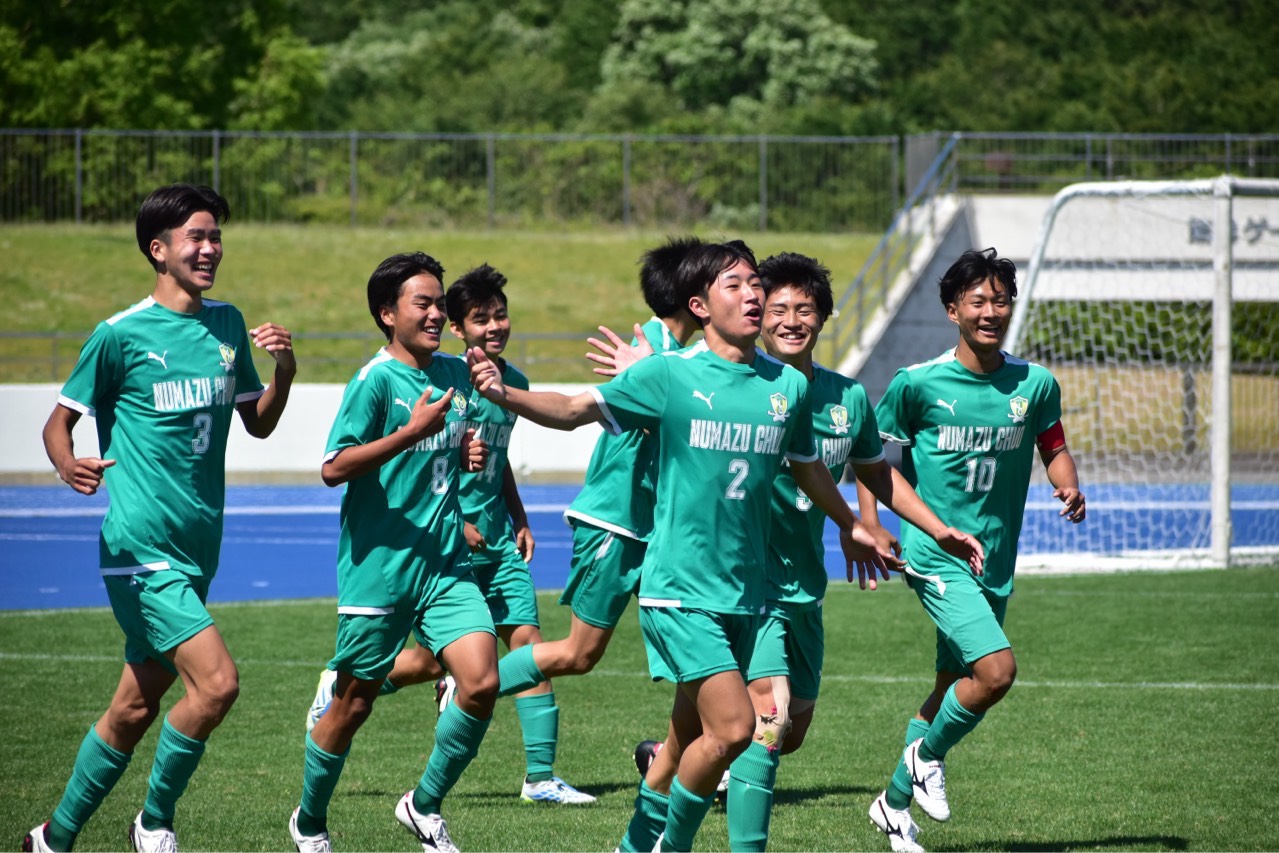 笑顔で走り、仲間と喜びを分かち合う沼津中央の選手たち