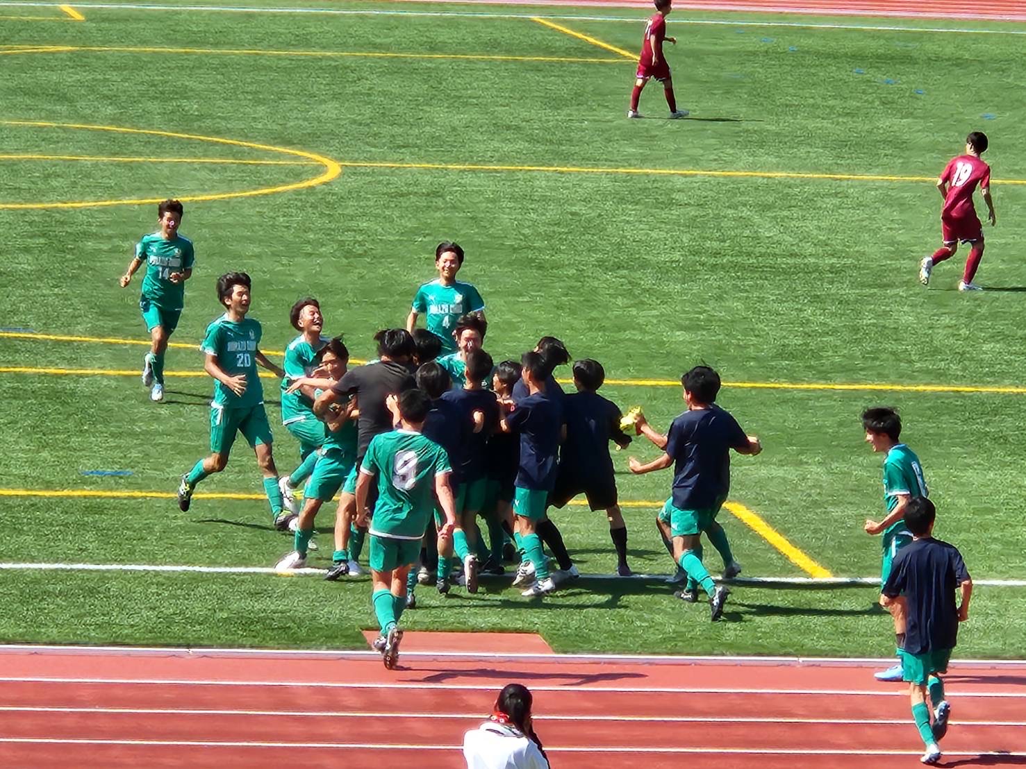 ピッチで喜びを分かち合い、仲間のもとへ駆け寄る沼津中央高校サッカー部の選手たち